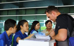 Màu áo xanh tình nguyện tại sân bay