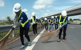 Gần 200 sinh viên, nhân viên nhặt rác trên đường cao tốc