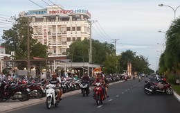 Nhà hàng dựng xe máy ở làn xe 4 bánh