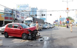 ​Xe cứu thương gặp nạn, bệnh nhân phải chuyển xe cấp cứu