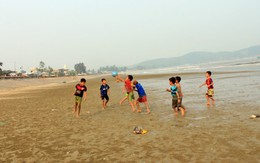 Ngày hè sôi động ở bãi biển Hải Thanh