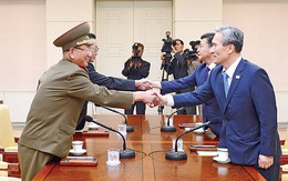 ​Liên Triều ngồi vào bàn hội đàm