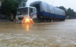 Mưa trắng trời, nước lũ dâng 1m tràn về thị trấn Tây Sơn