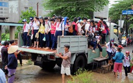 Học sinh hứng khởi băng lũ đi học bằng… xe tải!