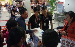 Bị áp tải xuống máy bay vì hút thuốc trong toilet