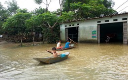 Trẻ em Thạch Thành vẫn chống mảng tre đi lại trong lũ