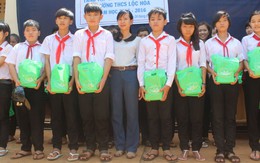 ​Tặng 3.800 quyển tập cho học sinh biên giới