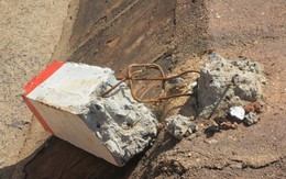 Nhiều cọc tiêu giao thông trên quốc lộ 14 gãy đổ