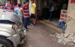 Ôtô băng ngang đường, lao vào nhà thuốc đông y