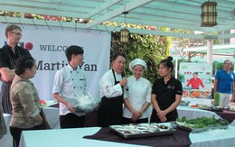 Martin Yan từng lóc xương... 2,5 triệu con gà