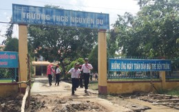 Tháo chướng ngại vật rào cổng trường ngăn học sinh