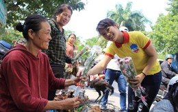 "Lần đầu tiên trong đời tui nhận một bông hoa"