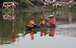 Nguy hiểm chèo ghe đưa trẻ đi học