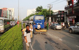 Vấp rào dải phân cách ngã ra đường, bị xe khách cán chết