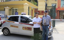 Tài xế taxi trả lại 7.000 USD khách nước ngoài bỏ quên