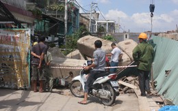 Bê tông trăm tấn đổ sập, đè nát nhiều xe máy