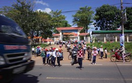 Nguy hiểm cổng trường ngay quốc lộ