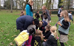 Cuộc sống vẫn cứ trôi giữa quận trung tâm Hồi giáo Brussels