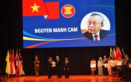 Ông Nguyễn Mạnh Cầm được trao giải thưởng Nhân dân ASEAN 2015