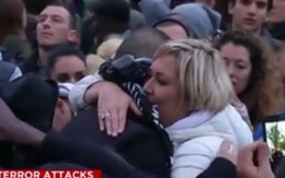 Chàng trai Hồi giáo "xin hãy cho tôi một cái ôm" ở Paris