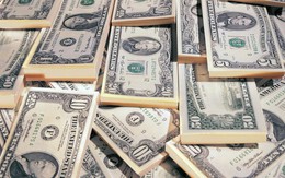 Giá USD tăng vọt, giá vàng lại giảm
