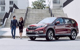 ​Cặp đôi người mẫu khoe dáng bên Honda CR-V - Sắc đỏ tôn cá tính!