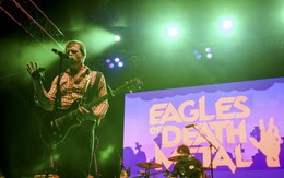 Eagles of Death Metal quay lại Paris biểu diễn sau khủng bố