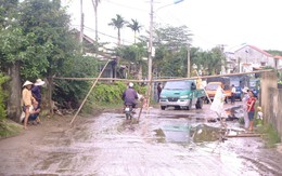 Dân dựng barie vì xe phá nát đường