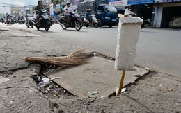 Nhiều nắp cống vỡ nằm giữa đường