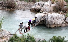 Chông chênh qua sông bằng... hai sợi dây cáp