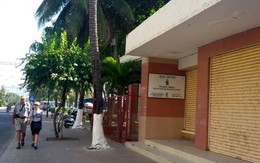 Dỡ cửa hàng mỹ nghệ trên bãi biển Nha Trang để làm công viên