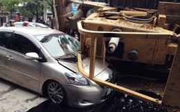 Máy ủi rơi đè nát đầu xe 4 chỗ, sát ghế tài xế