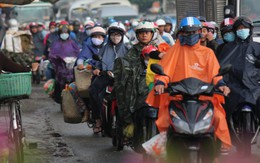 Người dân đội mưa trở lại Sài Gòn sau tết dương lịch