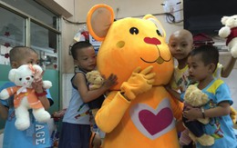 Gấu Teddy nô đùa cùng bệnh nhi ung thư