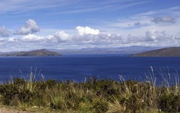 Bolivia và Peru cùng làm sạch hồ nước ngọt lớn nhất Nam Mỹ
