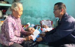Trao tiền ủng hộ hai phận đời vé số
