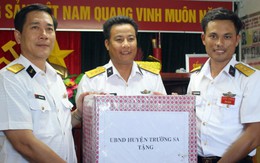 Quà Tết của bạn đọc Tuổi Trẻ đến đảo Len Đao