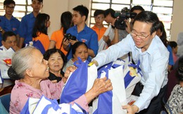 Thăm và tặng quà vùng căn cứ cách mạng