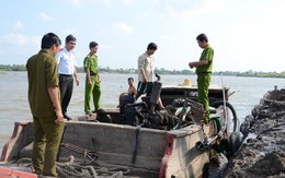 Bắt 2 ghe, sà lan hút cát trái phép trên sông Cổ Chiên