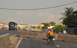 Kêu bất hợp lý, dân đưa xe cẩu tháo dải phân cách quốc lộ 1