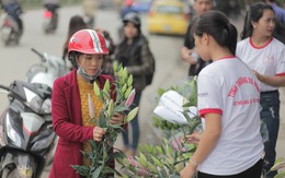 Bạn trẻ bán hàng giúp người nghèo đón tết