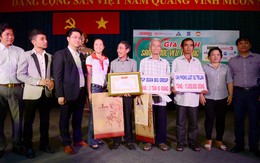 Trao tặng 13 triệu đồng và 3 tấn ximăng cho ông Huỳnh Văn Nén