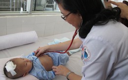 Bé Phát được xuất viện sau phẫu thuật lần 3