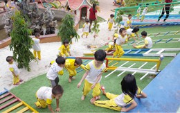 Phụ huynh xây dựng khu vui chơi cho học sinh
