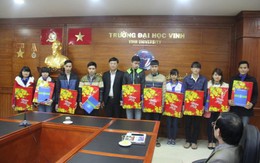 Bí thư Trung ương Đoàn tặng quà cho sinh viên nghèo