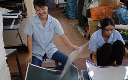 Cô công nhân đi sớm về trễ