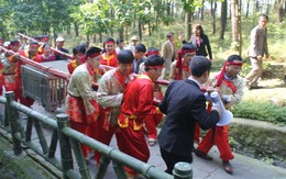 ​Dâng cặp bánh chưng 700kg tri ân bà Hoàng Thị Loan