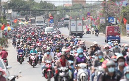 Xe cộ chen chúc, nối hàng dài trên quốc lộ 1 đổ về TP.HCM