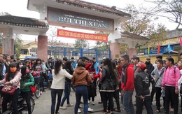 “Công an đây!”, nữ sinh đánh nhau trước cổng trường bỏ chạy