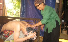 Cụ bà mù chăm sóc con trai liệt